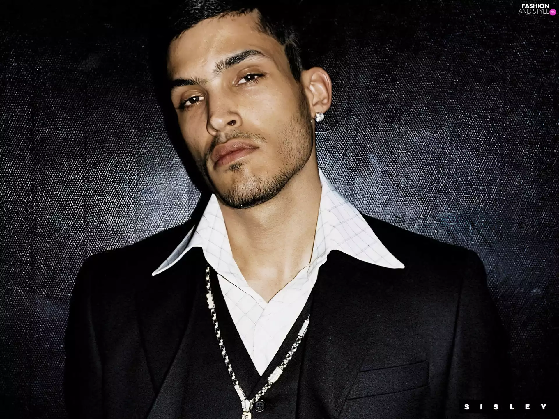 Sisley, suite, jewellery, a man